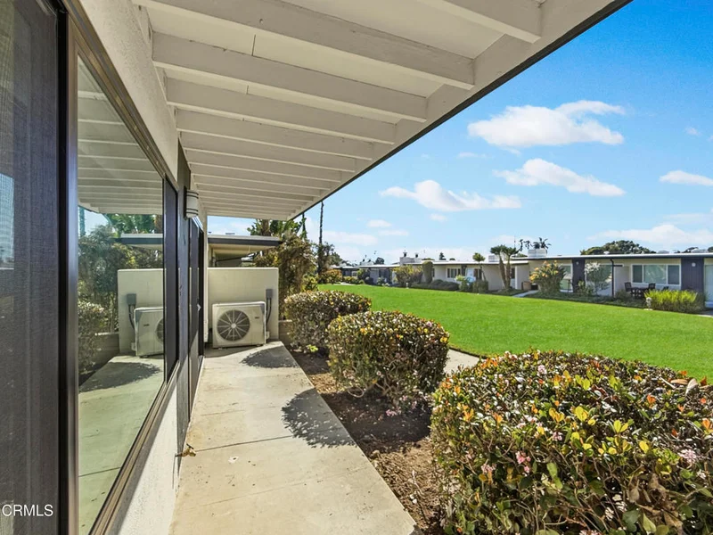61 B Redwood Avenue photo 2