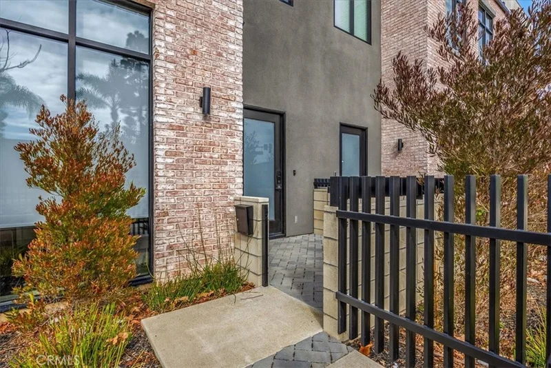 Photo 2 of 756 W 19th Street B