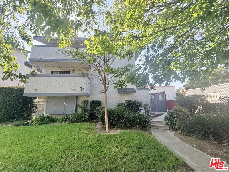Photo 2 of 31 Eastern Avenue 4