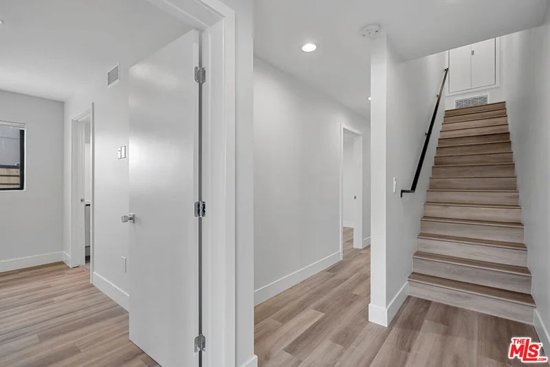 14804 1/2 Vanowen Street photo 2