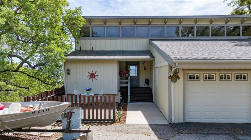 25900 Columbia photo 2