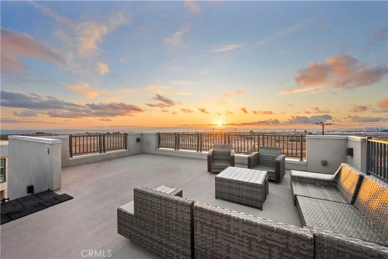 1068 Hampton photo 2