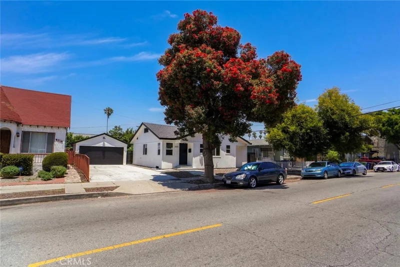 3123 Hyde Park Boulevard photo 2