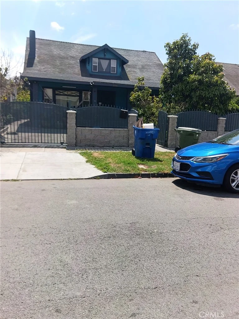 1046 W 49th photo 2