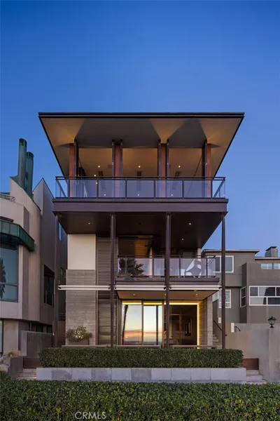 3216 The Strand photo 2