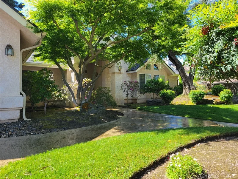 Photo 2 of 819 E Woodhaven