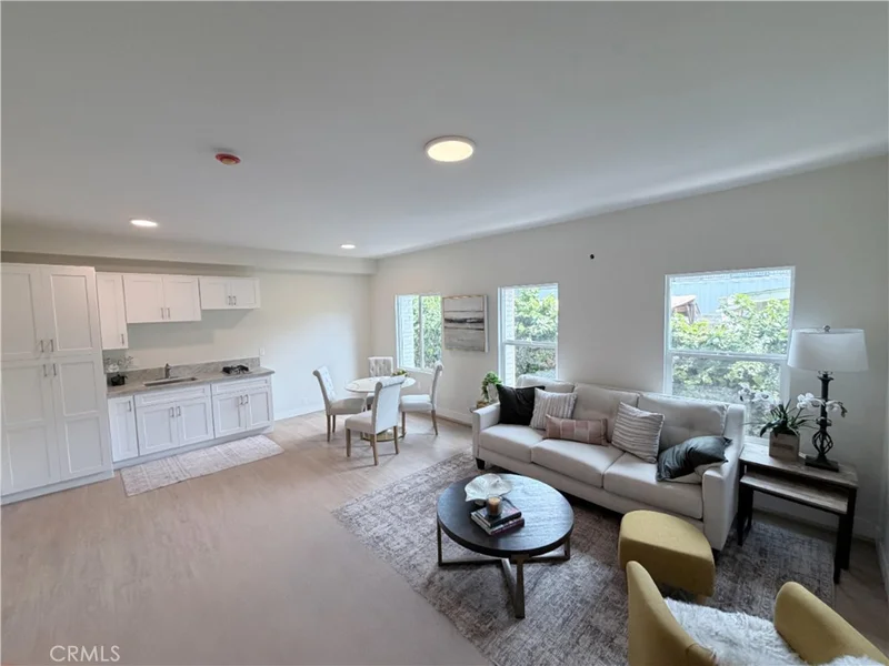 125 W Chestnut Street 108 photo 2