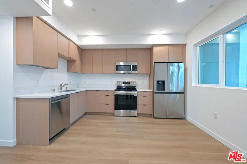 14606 Sylvan Street 503 photo 2