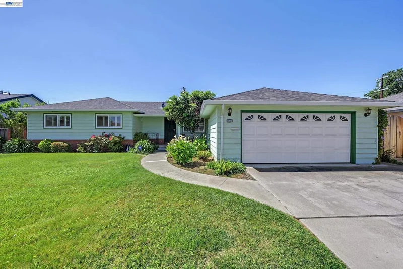 38573 Farwell Dr