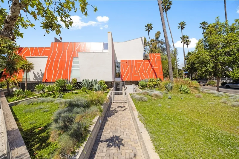 Photo 2 of 719 Venice Boulevard