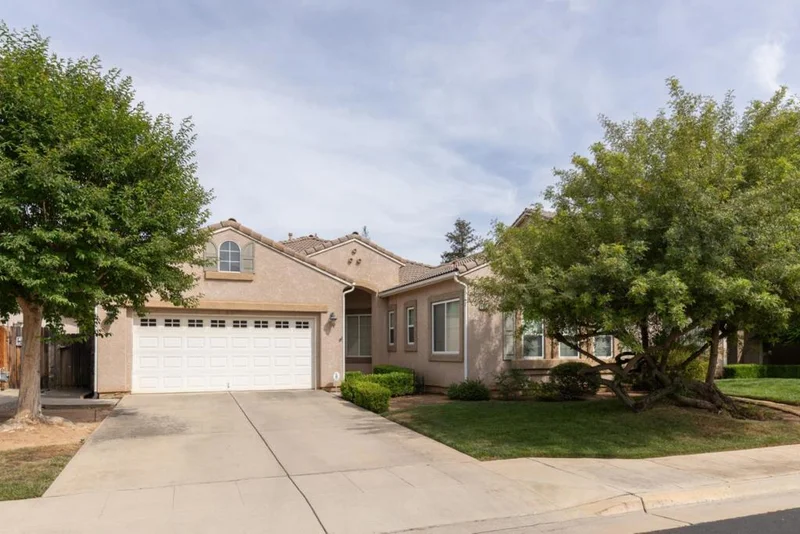 1827 N Joshua Avenue photo 2