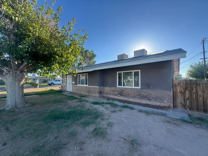 Photo 2 of 301 N Sola Avenue