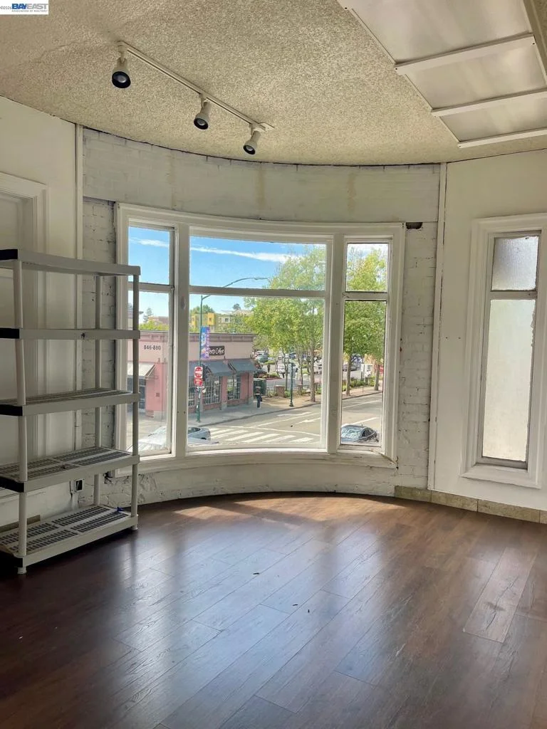 22622 Mission Blvd photo 2