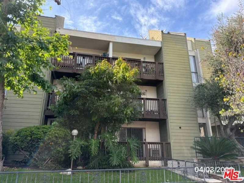 Photo 2 of 525 S Ardmore Avenue 242