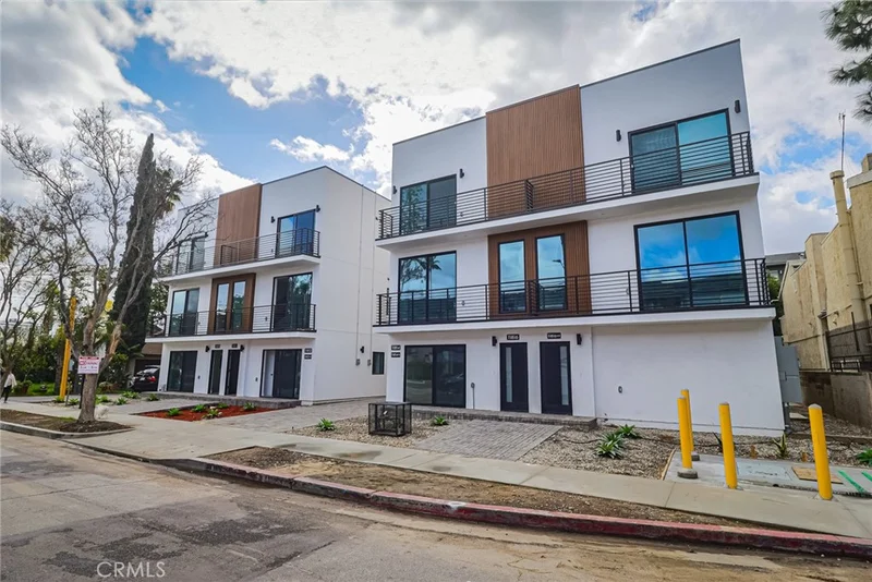 11810 Gilmore Street, North Hollywood, CA 91606