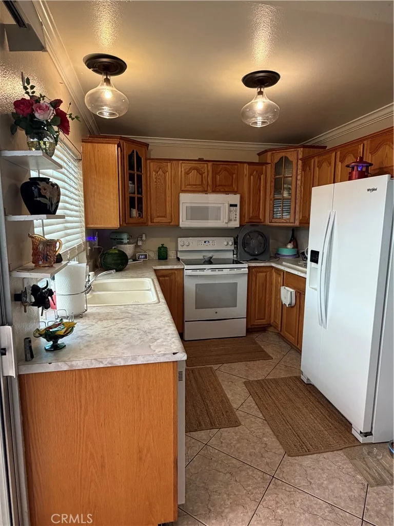 1158 W Philadelphia photo 2