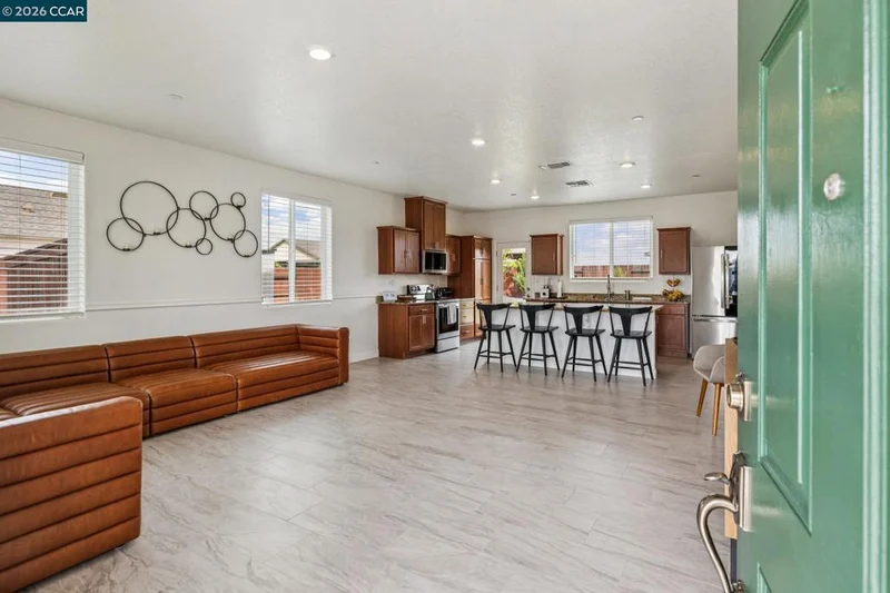 4748 Beacon Way photo 2