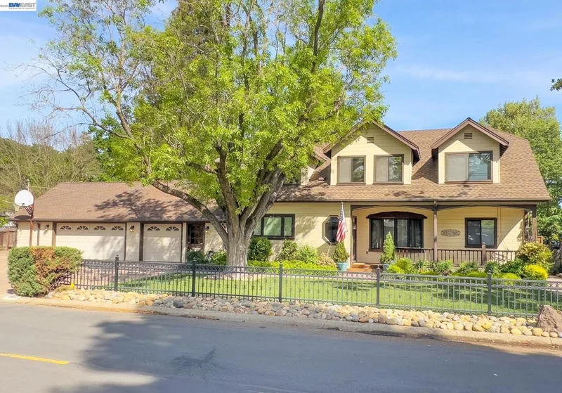 1002 El Curtola Blvd, Lafayette, CA 94595