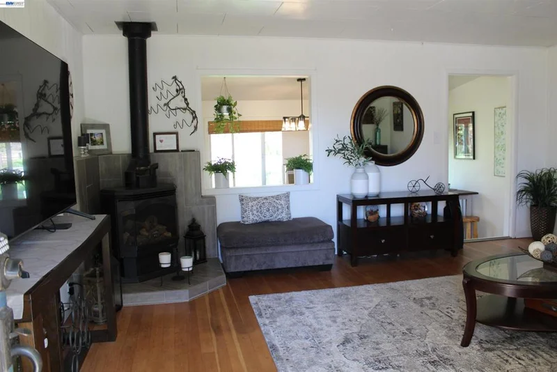 536 Williams St photo 2