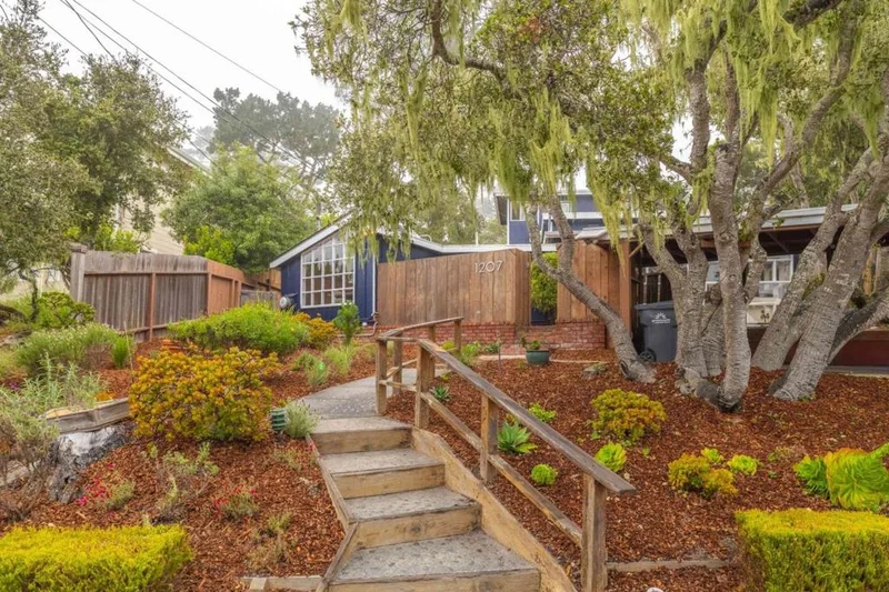 Photo 2 of 1207 Presidio Boulevard