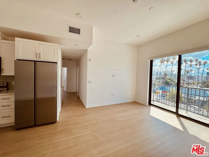 3977 Beverly Boulevard 402 photo 2