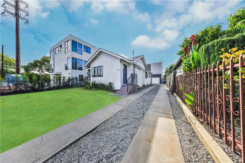 2672 Newell photo 2