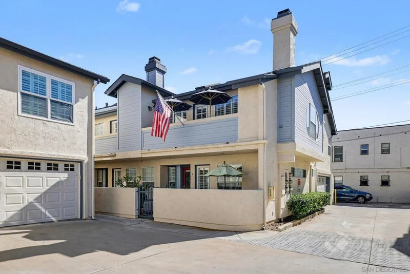 1100 Adella Ave 4
