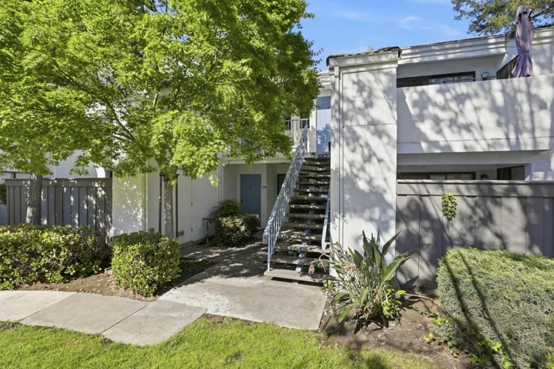 Photo 2 of 1055 N Capitol Avenue 98