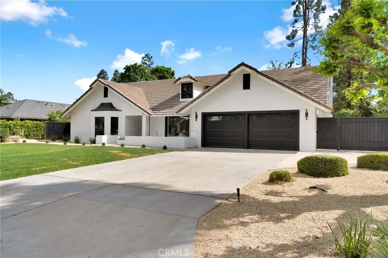 Photo 2 of 3737 W Minarets Avenue