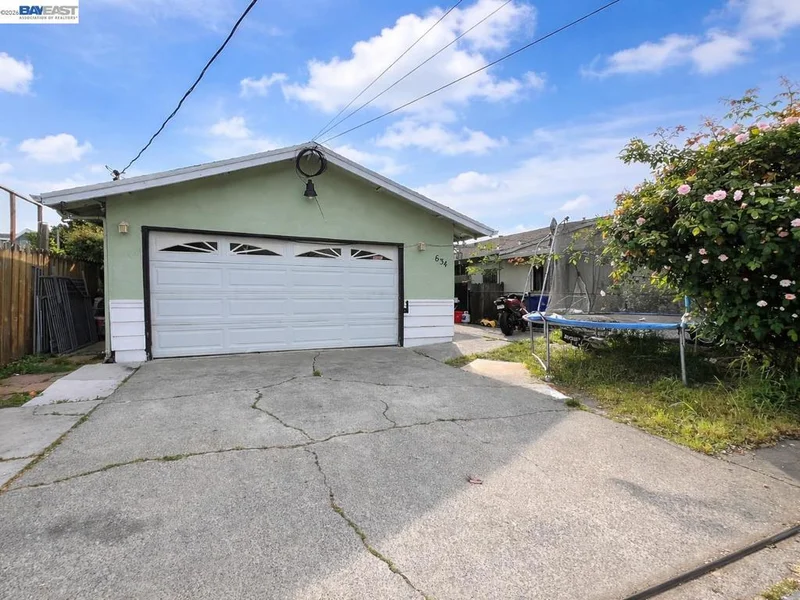 634 8TH St photo 2