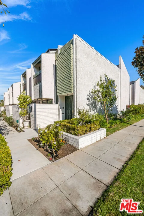 Photo 2 of 9507 W Olympic Boulevard