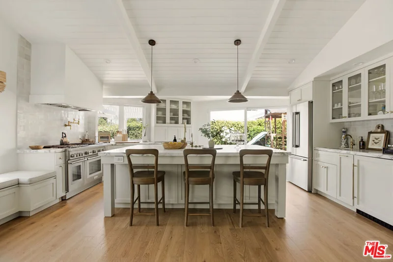18829 Sylvan Street, Tarzana, CA 91335