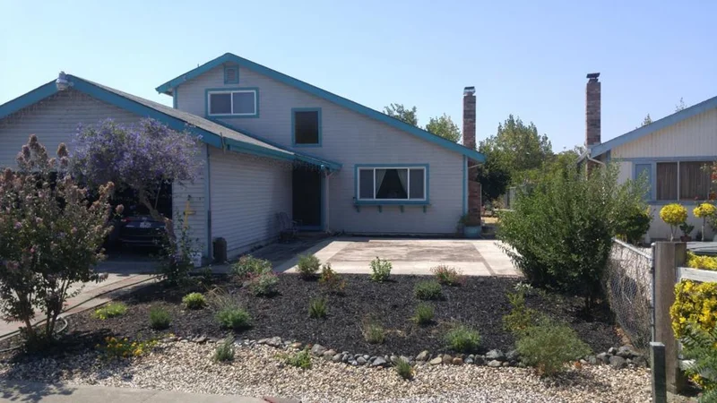 1011 Loyola Way photo 2