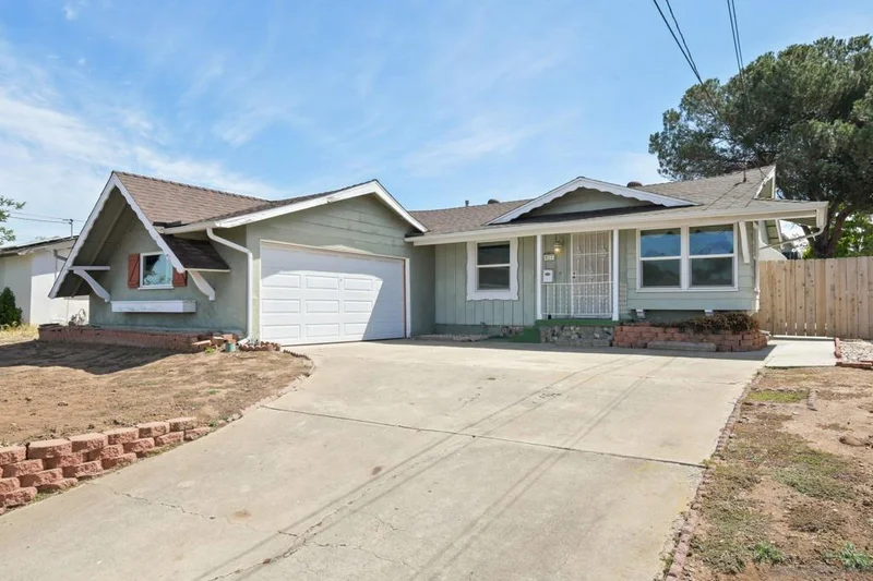 877 Alveda Avenue, El Cajon, CA 92019