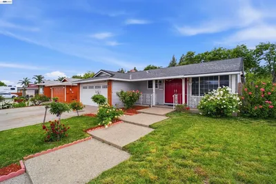 32252 Valiant Way photo 2