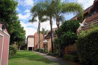 1021 W Bishop 212/I photo 2