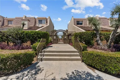18417 Collins Street D photo 2