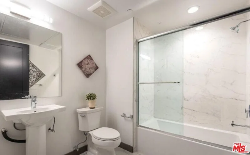 552 N Hobart Boulevard 207 photo 2
