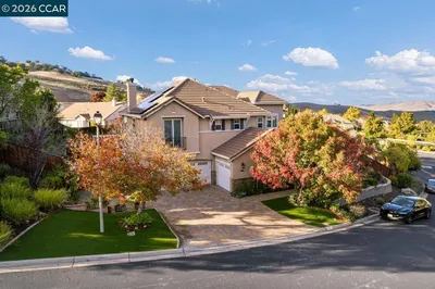995 Rosehedge Court photo 2