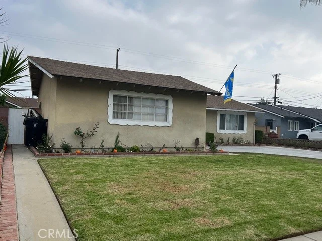 Photo 2 of 1006 S Lambert Dr.