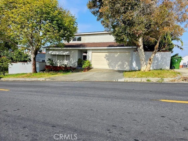 Photo 2 of 1810 S Leland