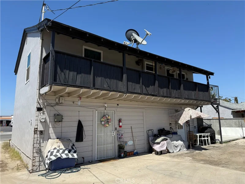 1212 E Sycamore Street photo 2