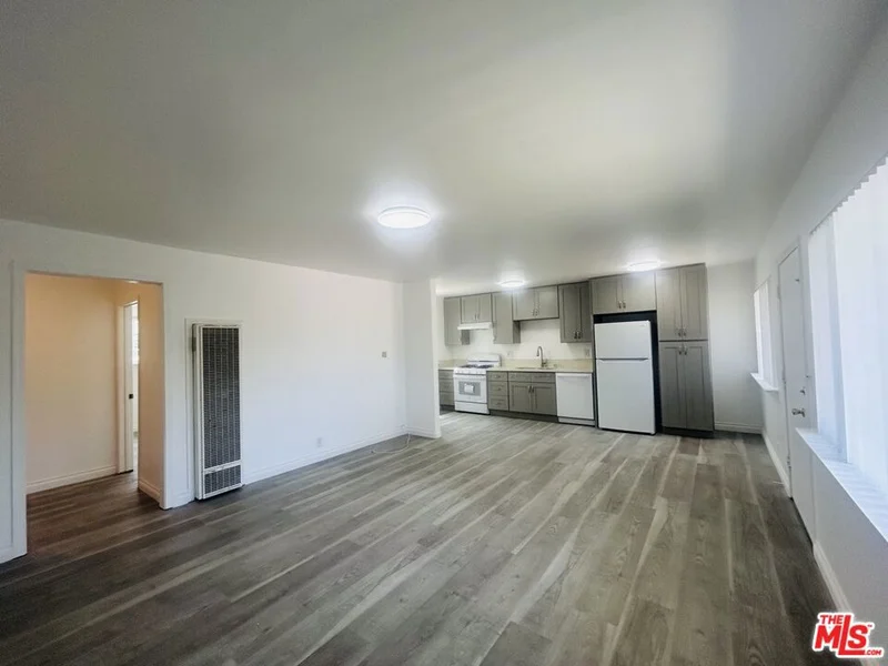 740 N Hill Place 1 photo 2
