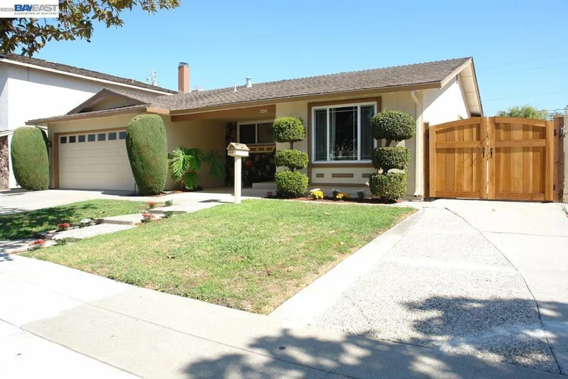 Photo 2 of 306 S Park Victoria Dr