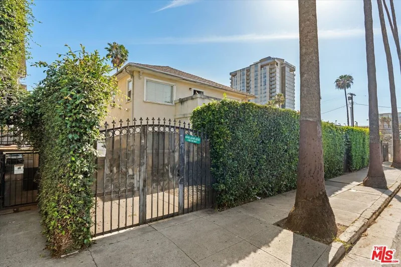 6046 Carlton