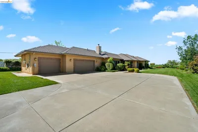 2445 Taylor Ln photo 2