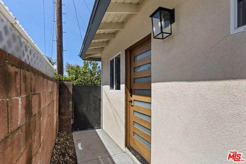 6229 Sylvia Avenue photo 2