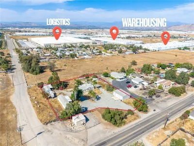 22540 Markham Street photo 2