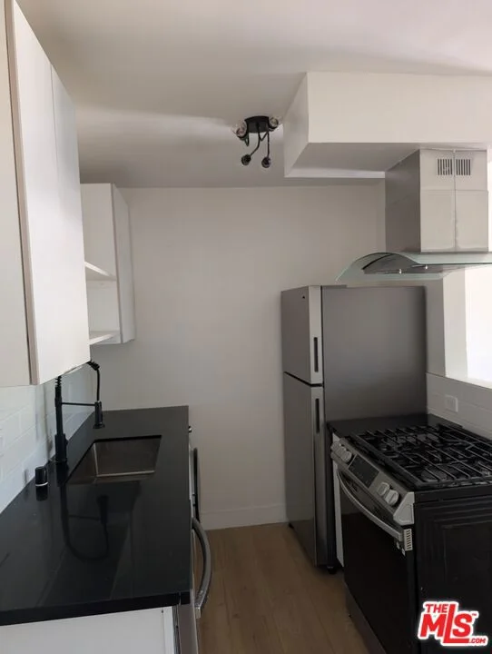 2626 Cloverfield Boulevard 3 photo 2