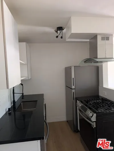 2626 Cloverfield Boulevard 3 photo 2